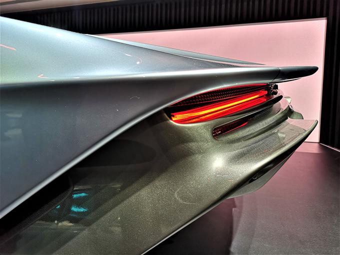 Futurističen zadek mclarna speedtail, enega najbolj ekskluzivnih avtomobilov razstavišča. Izdelali jih bodo 106, vse so že prodali. Cena brez davka znaša dva milijona evrov. | Foto: Gregor Pavšič