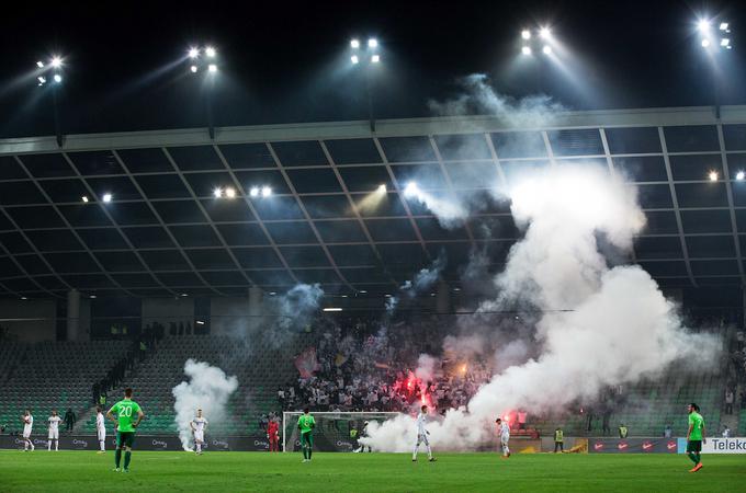 Mariborski navijači so na zelenico odvrgli kar nekaj bakel in poskrbeli za prekinitev srečanja, | Foto: Vid Ponikvar
