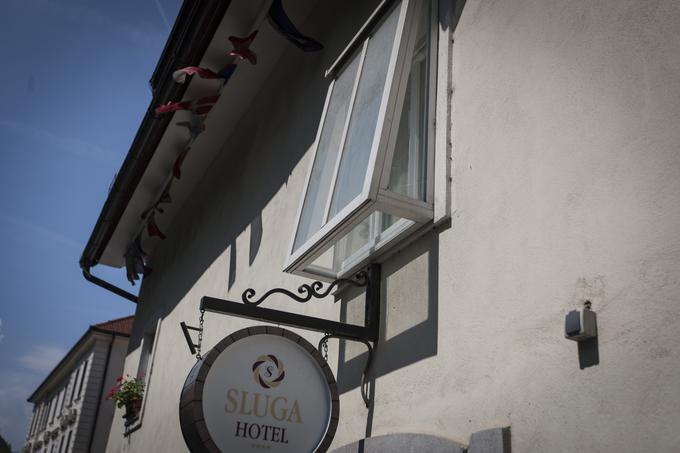 V današnjem času so tržiška "firbec okna" tudi turistično zanimiva. Eno, novo, je tudi na hotelu Sluga. | Foto: Bojan Puhek