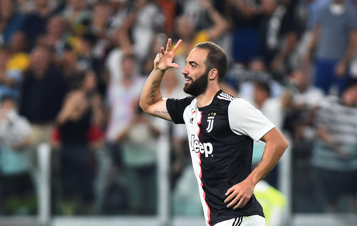 Gonzalo Higuain | Drugi gol za Juventus je dosegel Gonzalo Higuain, nekdanji ljubljenec navijačev Napolija, ki so Argentincu močno zamerili selitev v Torino. Proti Napoliju je dosegel že šest zadetkov. | Foto Reuters