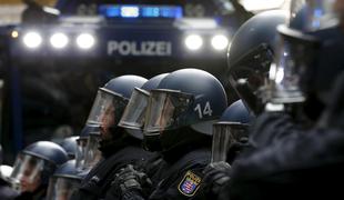 Nemška policija s solzivcem nad desničarske skrajneže