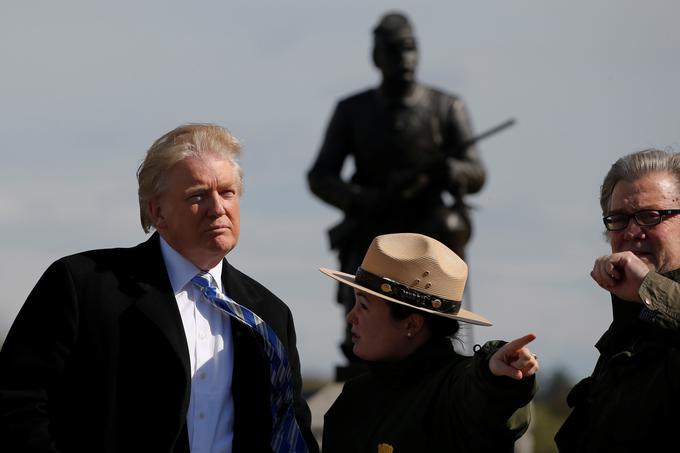 Steve Bannon je bil Trumpov strateški svetovalec že v času kampanje in tudi v Beli hiši bo imel pomembno vlogo. Na fotografiji: Trump in Bannon pred volitvami v zgodovinskem mestu Gettysburg.  | Foto: Reuters