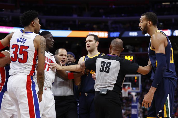 Jazz-Pistons | Utrinek s tekme Pistons - Jazz: okužena sta bila tako Wood (levo) kot tudi Gobert (skrajno desno). | Foto Reuters