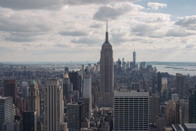 Empire State Building skupaj z anteno v višino meri 443 metrov. Med letoma 1931 in 1972, ko sta ga po višini prehitela dvojčka Svetovnega trgovinskega centra, je bil tudi najvišja stavba na svetu.  | Foto: Thinkstock