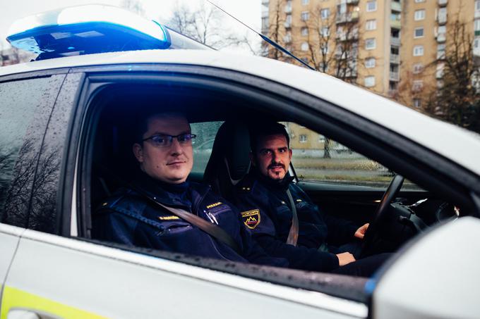 Policista Aljaž Čuš in Denis Bratušek v delovnem vozilu | Foto: Siol.net/ A. P. K.