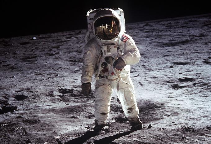 Čeprav je naziv prvega človeka na Luni odnesel Neil Armstrong, je astronavt v večini prizorov prvega človeškega obiska Lune, ki so se bolj vtisnili v kolektivno zavest ljudi, pravzaprav Buzz Aldrin. V dveh urah in pol raziskovanja površja Lune je večino fotografij namreč posnel Armstrong, kar pomeni, da se je na Aldrin znašel na veliko več fotografijah kot on. Na tej sta sicer vidna oba astronavta, v Aldrinovem vizirju se namreč vidi odsev Armstronga. | Foto: Reuters