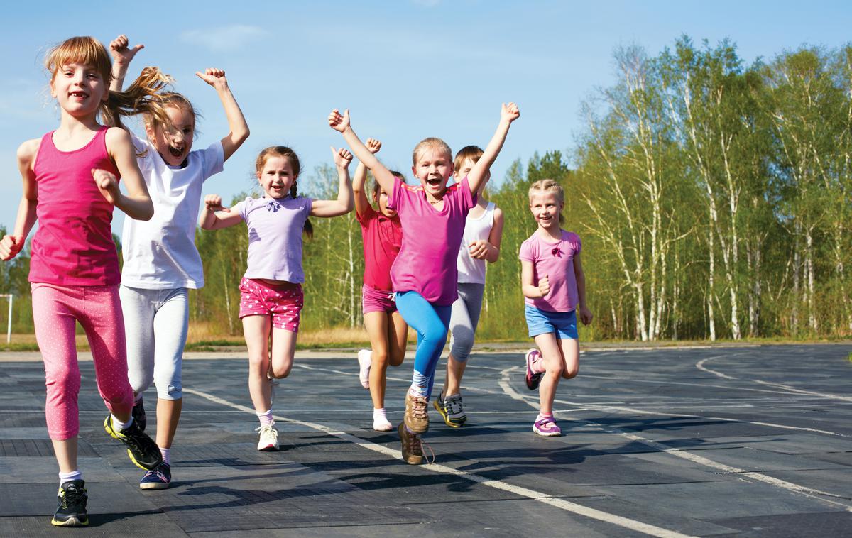 otroci, igra, šport | Nov algoritem otrokovo rastno krivuljo s pomočjo umetne inteligence primerja z višino najbolj podobnih oseb v naboru podatkov ter te informacije uporabi za napovedovanje prihodnje rastne krivulje in odrasle višine.  | Foto Shutterstock