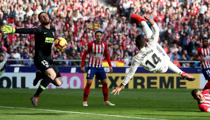 Jan Oblak je moral proti madridskemu Realu kar trikrat po žogo v mrežo. | Foto: Reuters