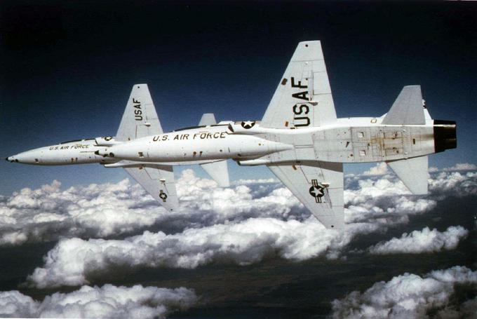 Na stotine ameriških pilotov je prve izkušnje bojevanja v zraku pridobivalo na legendarnem šolskem letalu T-38 talon proizvajalca Northrop. Ta je v filmu TOP GUN igral vlogo miga. | Foto: Reuters