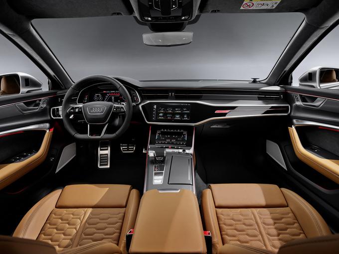 V notranjosti je polno RS dodatkov, ki poudarijo njegov športni pedigre. | Foto: Audi