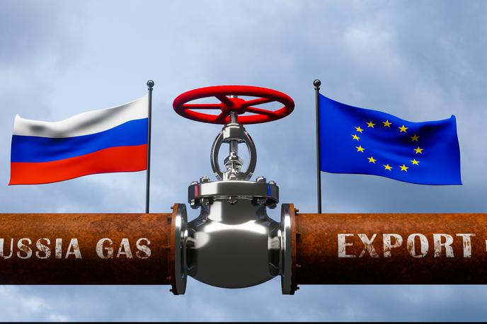 nafta zemeljski plin bencin dizel | Moskva po navedbah Bruslja močno občuti ukrep kapice za surovo nafto. Predsednica Evropske komisije Ursula von der Leyen je povedala, da Rusijo to stane okoli 160 milijonov evrov na dan. | Foto Shutterstock