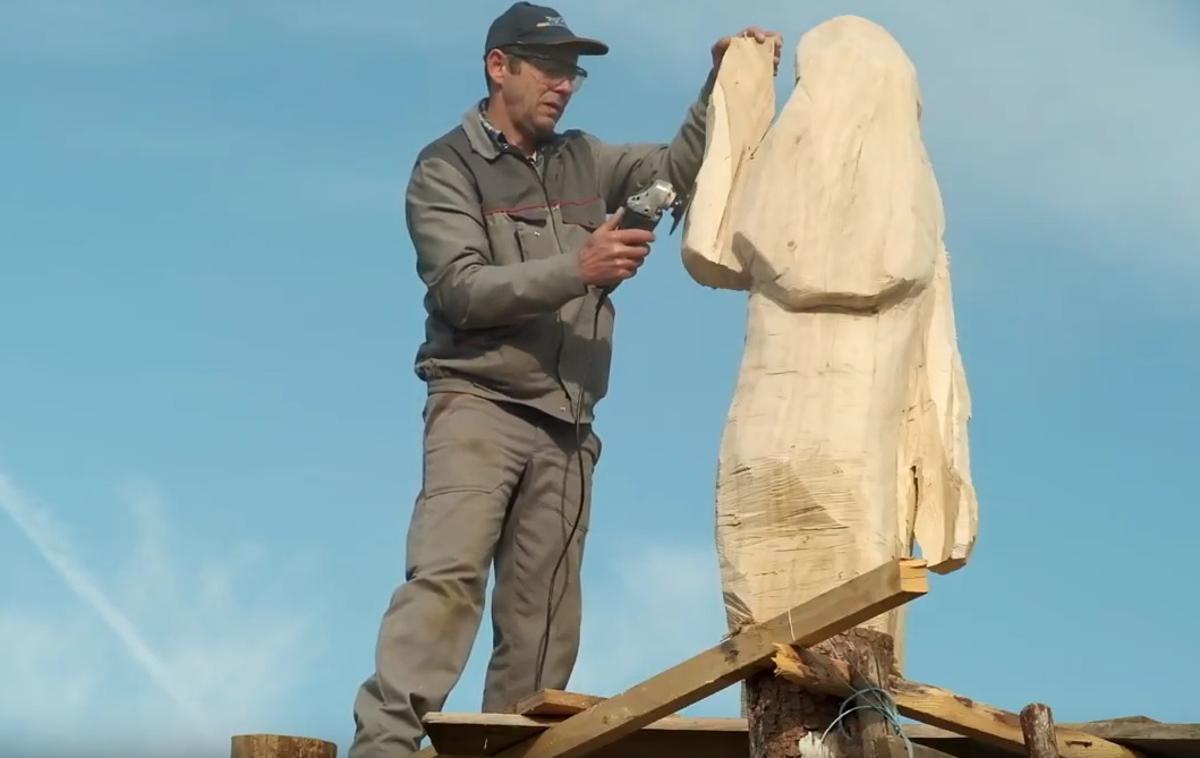 kip Melania Trump | Aleš Maxi Župevc pri ustvarjanju lesene Melanie. | Foto YouTube