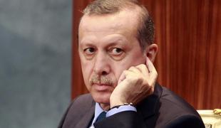Turški premier Erdogan na slovesnosti izgubil živce (video)