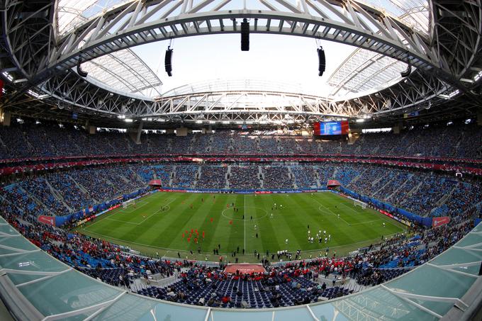 Eden od najmodernejših nogometnih objektov v Evropi, stadion Krestovski v St. Peterburgu, bi moral letos gostiti finale lige prvakov. | Foto: Reuters