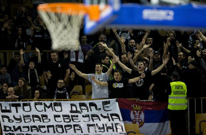 Navijači Partizana so pozdravili prestop Aleksandra Aranitovića iz Crvene zvezde med črno-bele. | Foto: Vid Ponikvar