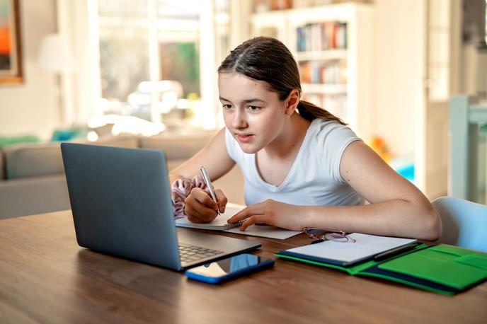 šola na daljavo | V prihodnjih tednih bodo vrtci in šole prejeli deset tisoč prenosnih računalnikov in za okoli osem milijonov evrov preostale IKT-opreme. | Foto Getty Images