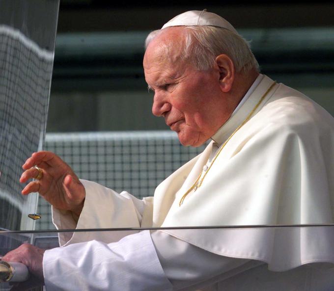 Papež Janez Pavel II. je novembra 1982 Opus Dei razglasil za osebno prelaturo. Za osebno prelaturo je značilno, da širi krščanstvo na način, ki je dopolnilen delu škofij. Tem verniki, vključeni v osebno prelaturo, še naprej pripadajo. | Foto: Reuters