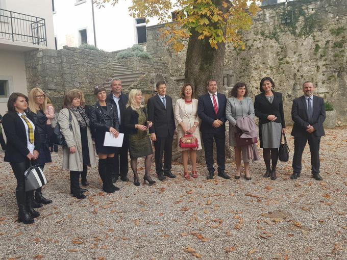 Dean Zalesjak (skrajno desno) je bil tudi med povabljenci včerajšnjega ministrskega obiska gradu Štanjel v občini Komen. | Foto: Vlada RS