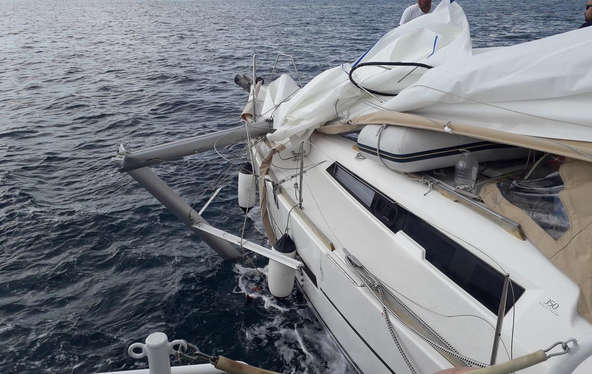 Jadrnica | Jambor jadrnice se je zaradi trka v bližnji čoln zlomil, prav tako je nastala škoda na krmnem delu jadrnice.  | Foto Hrvaško ministrstvo za morje promet in infrastrukturo