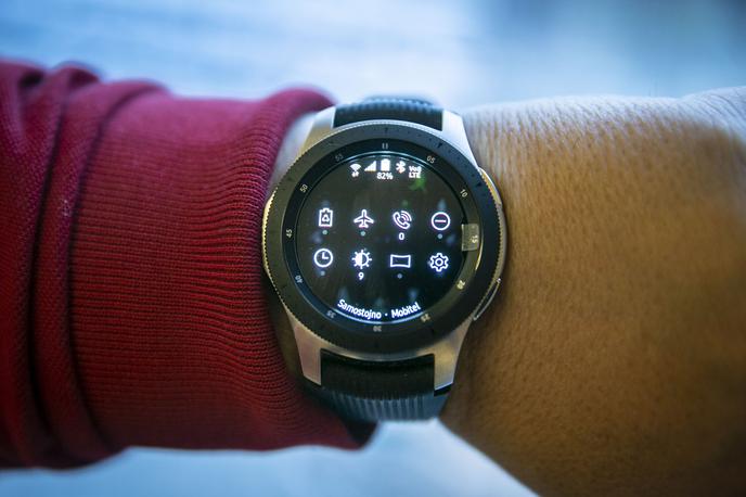 Samsung Galaxy Watch LTE | Samsung Galaxy Watch LTE s podporo eSIM zagotavlja povezljivost tudi prek mobilnega omrežja (razvidno s fotografije), kar jo loči od osnovne izvedbe. | Foto Bojan Puhek