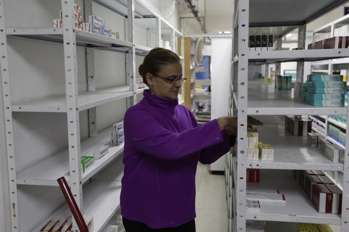 Ker je država omejila uvoz, so zaloge zdravil pošle. Do njih ne morejo biti bogati, saj jih v državi preprosto ni. | Foto: Reuters