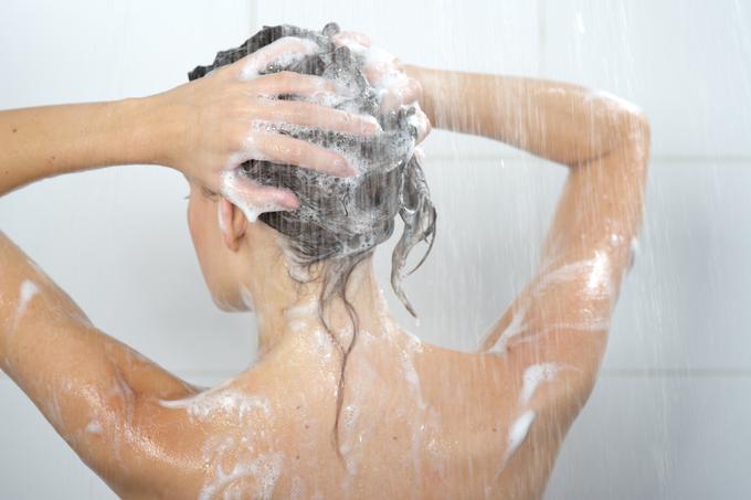 Ko si umivate lase, nekaj minut namenite še masaži lasišča. | Foto: Thinkstock