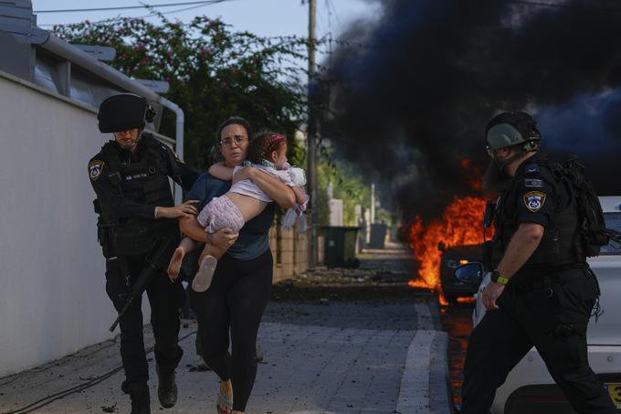 Po sobotnem nenadnem silovitem napadu Hamasa, v katerem je bilo v Izraelu ubitih okoli 300 ljudi, so izraelske zračne sile napadle cilje Hamasa v Gazi. V teh povračilnih napadih je bilo doslej ubitih najmanj 256 ljudi, je danes sporočilo ministrstvo za zdravje v Gazi. Med žrtvami je 20 mladoletnikov, ranjenih pa je 1.788 Palestincev, so dodali. | Foto: Guliverimage
