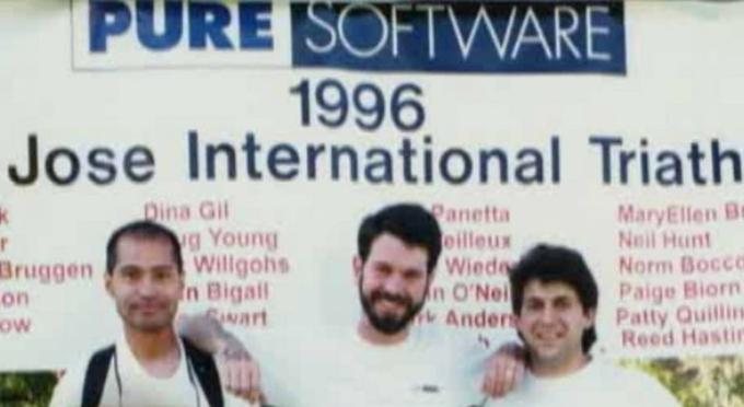 Pure Software je bil Reedov prvi uspešen podjetniški projekt. Število zaposlenih se je od ustanovitve do leta 1995, ko je šel Pure Software na borzo s pomočjo banke Morgan Stanley, največjega vlagatelja v podjetje, povečalo z 10 na 640. Prihodek Pure Softwara se je vsako leto podvojil. Reed Hastings na sredini. |  Foto: CBS | Foto: 