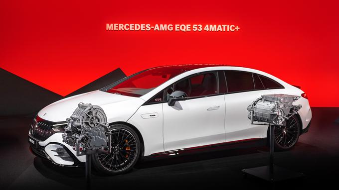 Za pogon skrbita dva izboljšana elektromotorja, vsak je nameščen na svojo os, zato ima AMG EQE tudi štirikolesni pogon. | Foto: Mercedes-Benz