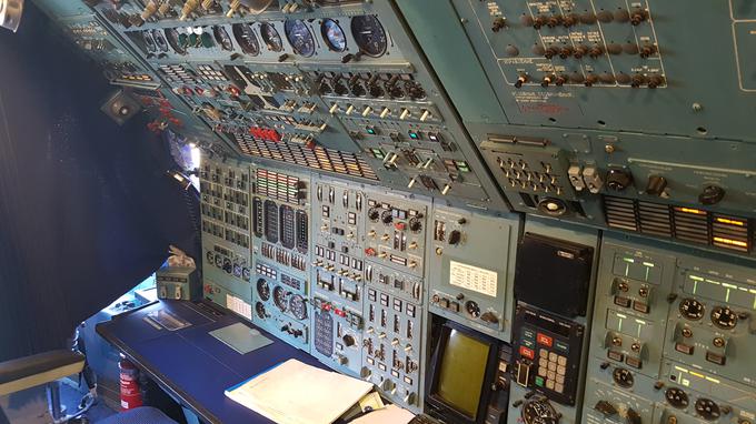 Prostor za inženirja poleta tik za sedežema kapitana in kopilota. | Foto: Gregor Pavšič