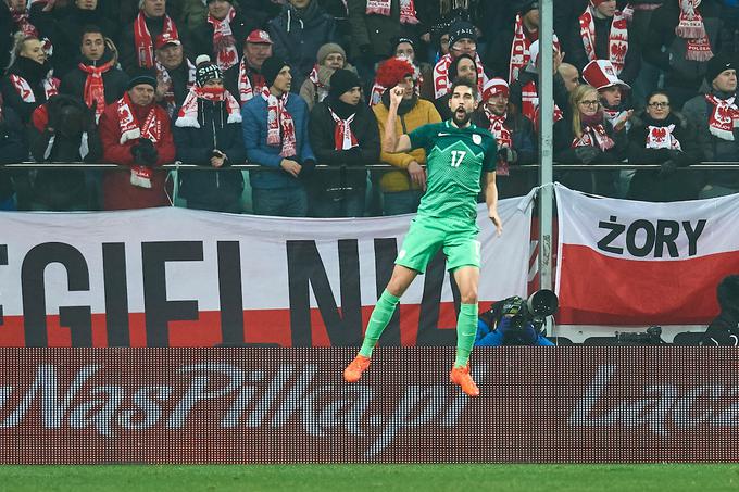 Branilec Miha Mevlja je v 24. minuti z golom v slogu največjih golgeterjev Slovenijo presenetljivo popeljal v vodstvo. Takole je proslavil svoj prvi reprezentančni zadetek v četrtem nastopu za Slovenijo. | Foto: Sportida