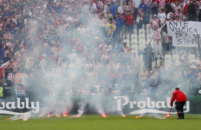 Na tekmi drugega kroga skupinskega dela Eura 2016 so hrvaški navijači z metanjem bakel na igrišče za nekaj minut prekinili obračun Hrvaške in Češke. Dejanje je vredno obsodbe, meni Fak. | Foto: Reuters