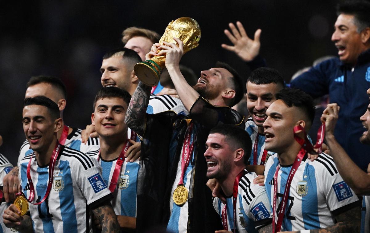 Lionel Messi, Katar 2022 | Za bišt, v katerega je katarski emir, šejk Tamim bin Hamad Al Thani po finalni tekmi SP odel argentinskega zvezdnika Lionela Messija, zdaj pravnik iz Omana ponuja kar milijon evrov. | Foto Reuters