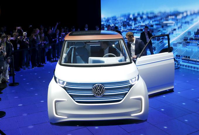 Volkswagen je v zadnjem letu že predstavil študijo električnega vozila budd-e, ki je reinkarnacija kultnega kombija z nadimkom bulli. Na avtomobilski salon v Pariz bodo prav tako pripeljali študijo električnega avtomobila, ki bo po obljubah vodstva družbe blizu serijske različice.  | Foto: Reuters