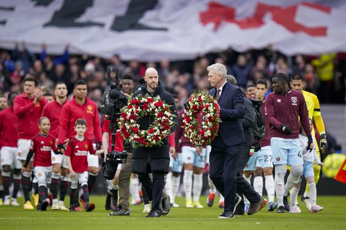 Žrtvam letalske nesreče sta se z vencema poklonila tudi trenerja Manchester Uniteda in West Hama Erik ten Hag in David Moyes. | Foto: Guliverimage