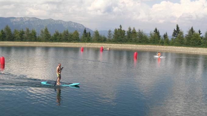 Gostje lahko supajo na dveh akumulacijskih jezerih, ki sta pozimi namenjeni tehničnemu zasneževanju. | Foto: 