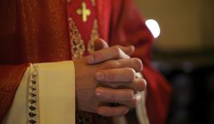 Več duhovnikov prejelo klice izsiljevalcev o spolnih zlorabah