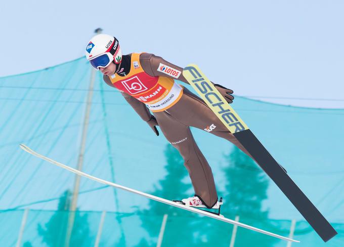 Kamil Stoch je s poletom, dolgim 242 metrov, zmagal v kvalifikacijah Vikersunda. | Foto: Reuters