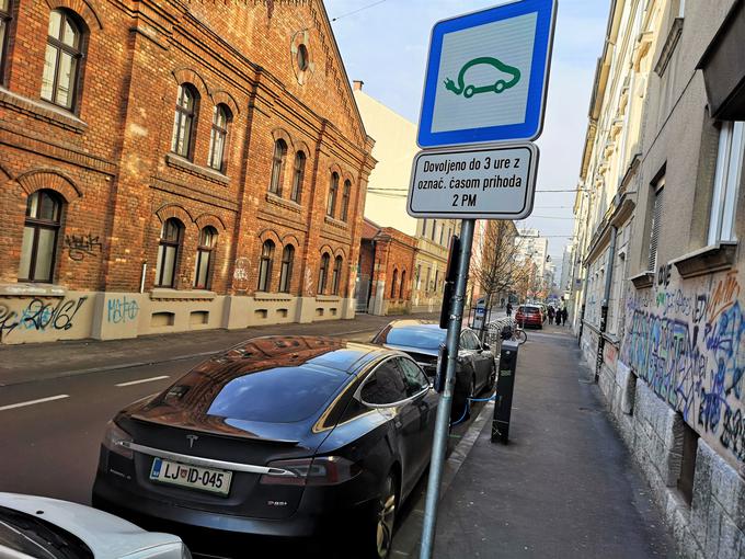 Prosta parkirna mesta pred električnimi polnilnicami v Ljubljani niso več samoumevna. | Foto: Gregor Pavšič