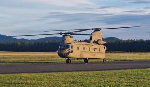 Velikanski helikopter na Brniku: iz Španije na delo v Slovenijo #foto
