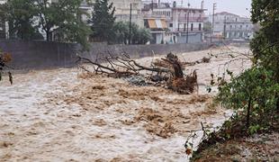 V Grčiji voda odnesla več ljudi, beležijo rekordno količino dežja #video #foto