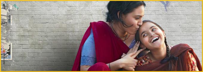 Indijska komična drama o služkinji, ki se v želji, da bi svoji leni in neambiciozni najstniški hčerki omogočila boljšo prihodnost, vpiše v njeno šolo, saj jo bo le tako lahko poučevala. Medtem ko se novi sošolki pretvarjata, da se ne poznata, mati osvoji razred z modrimi življenjskimi nasveti. • V nedeljo, 1. 9., ob 15.15 na TV SLO 1.*

 | Foto: 
