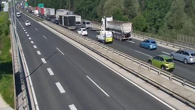 Nesreče povzročajo prometne zastoje na ljubljanski obvoznici in na glavni cesti v smeri Zasavja