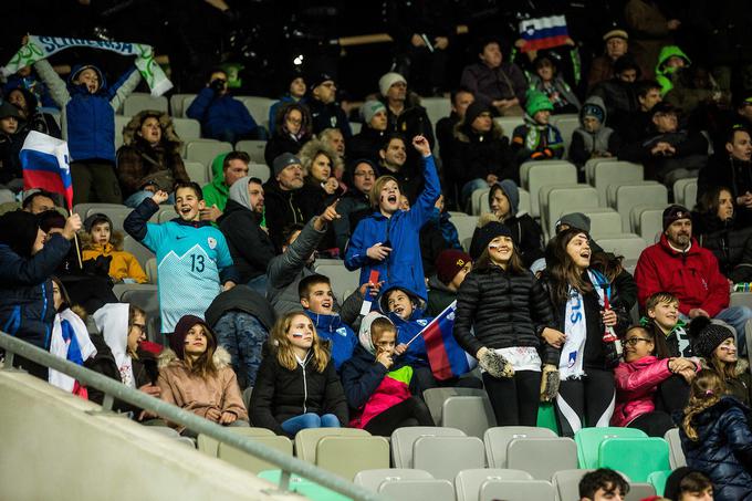 Občinstvo, med katerimi so prevladovali mlajši ljubitelji nogometa, je prišlo na svoj račun v deveti minuti, ko je Verbič poskrbel za vodstvo Slovenije. | Foto: Grega Valančič/Sportida