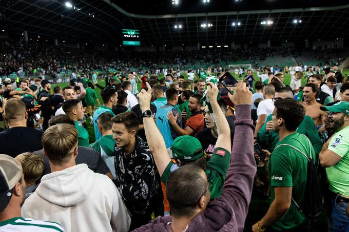 Navijači Olimpije so po zmagi nad Ludogorcem preskočili ogrado in prihrumeli na zelenico. | Foto: Vid Ponikvar/Sportida