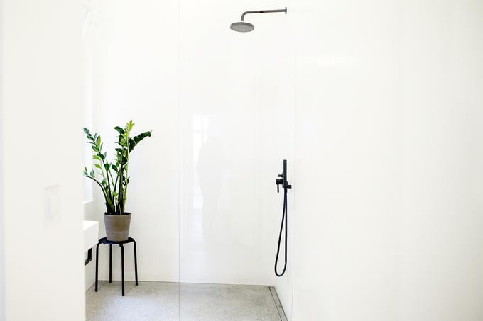 V kopalnici je na tleh teraco, ki nakazuje prvotno stanje servisnih prostorov, izbiro pojasni arhitektka. Stene so iz pralnega ometa. 
 | Foto: Ana Kovač