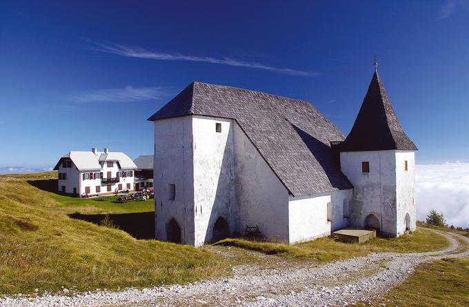 Uršlja gora (na desni strani je cerkev sv. Uršule) spada med bolj obiskane v Sloveniji. | Foto: Tomo Jeseničnik (www.slovenia.info)
