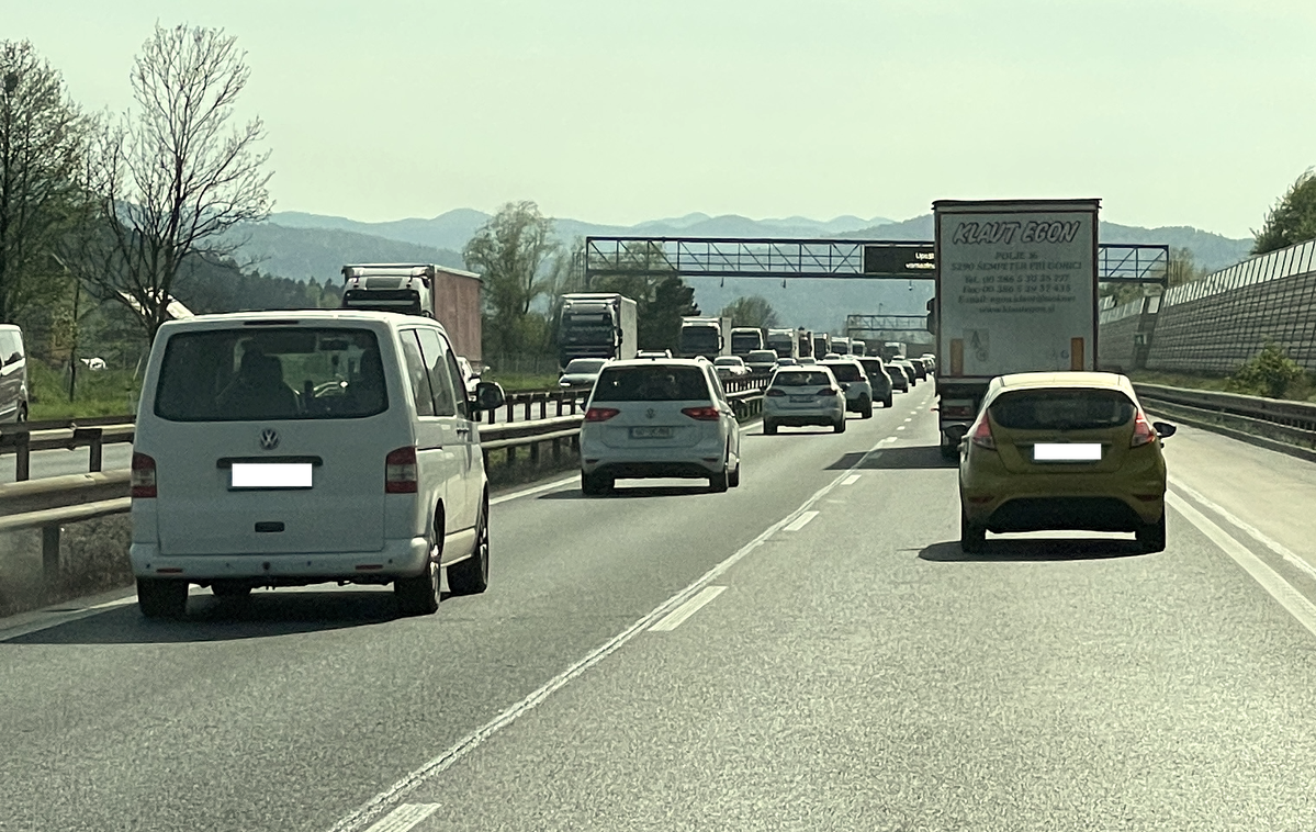 Avtocesta promet varnostna razdalja | Fotografija je simbolična. | Foto Gregor Pavšič