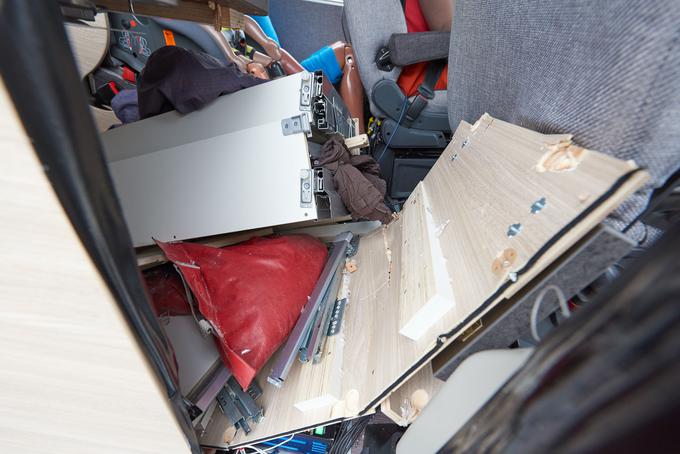 Lesena konstrukcija, predvsem sedežna klop, je odletela po celotnem bivalnem delu in močno poškodovala potnika. | Foto: AMZS