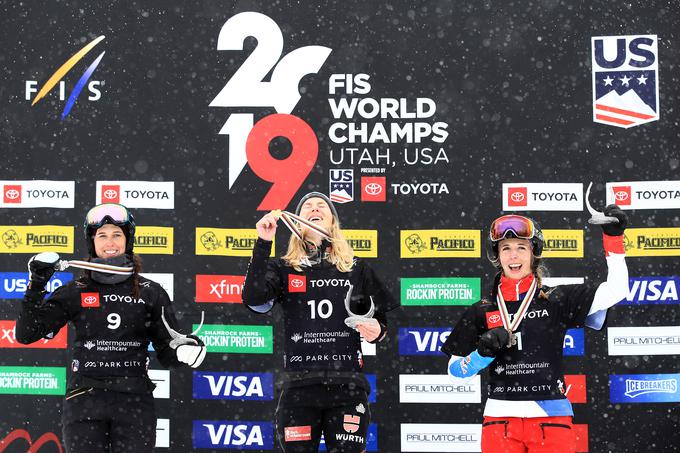 V ženski konkurenci se je naslova svetovne prvakinje veselila Nemka Selina Jörg. Na zmagovalnem odru sta ji družbo delali drugouvrščena Rusinja Natalija Soboljeva in Švicarka Ladina Jenny. | Foto: Getty Images